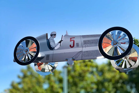 Legendäre Rennwagen als Windspiel